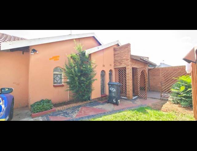 3 BEDROOM HOUSE FOR SALE IN DIEPKLOOF EXT
